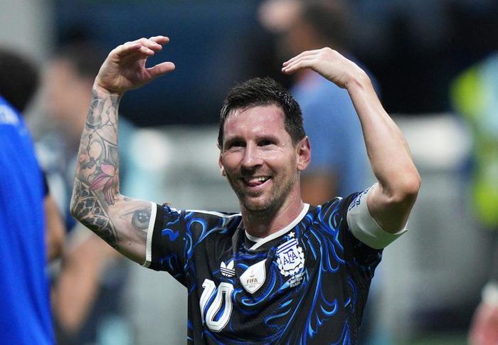 Messi ăn mừng sau khi đội tuyển Argentina đánh bại Anh 2-1. Ảnh: AP
