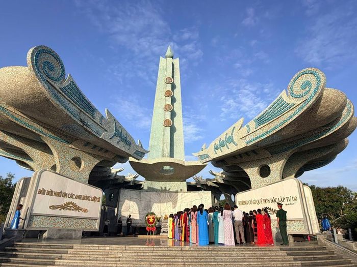 Các đại biểu đã dâng hoa, dâng hương tưởng niệm các Anh hùng liệt sĩ tại Nghĩa trang Liệt sĩ phường Quảng Phú.