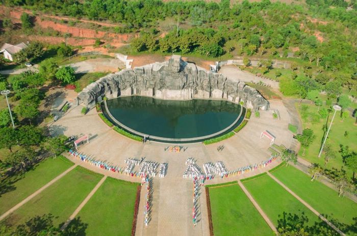 ...kèm với dòng chữ Tri ân.