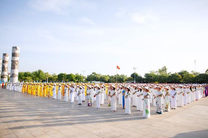 Các đại biểu dâng hương, dâng hoa tại Quần thể Tượng đài Mẹ Việt Nam anh hùng.