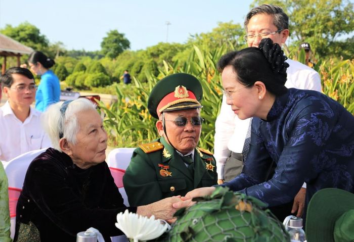 Chủ tịch Trung ương Hội Liên hiệp Phụ nữ Việt Nam Lê Thị Thủy thăm hỏi, tri ân Mẹ Việt Nam anh hùng.