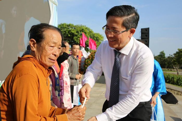 Phó Chủ tịch UBND TP Đà Nẵng Trần Nam Hưng tặng quà cho các gia đình chính sách.