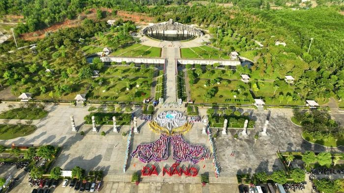 Chương trình xếp hình nghệ thuật tạo hình đóa cúc trắng kính dâng lên Mẹ Việt Nam anh hùng...