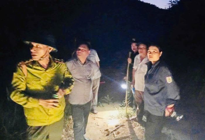 Hơn 100 người tham gia ứng cứu vụ cháy rừng.