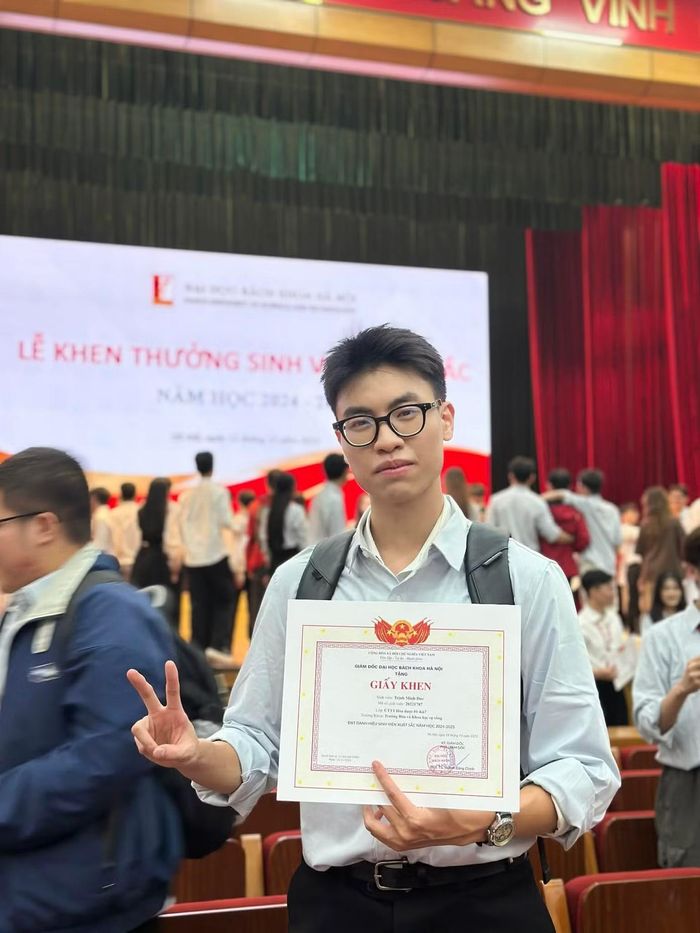 Trịnh Minh Đức là sinh viên chương trình tiên tiến Kỹ thuật Hóa dược, Trường Hóa và Khoa học Sự sống (Đại học Bách khoa Hà Nội).