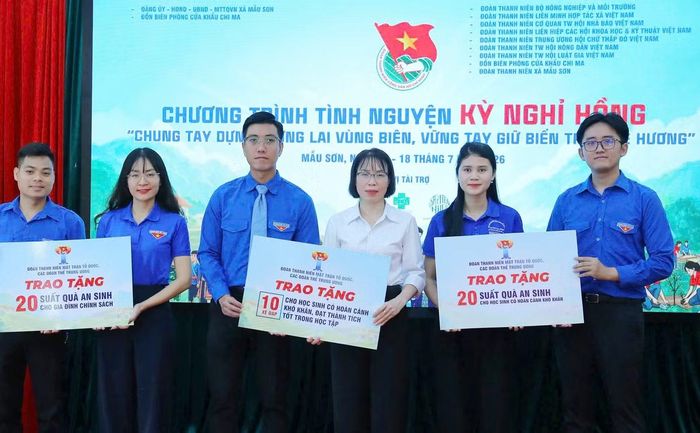Ban tổ chức trao nguồn lực tại chương trình.