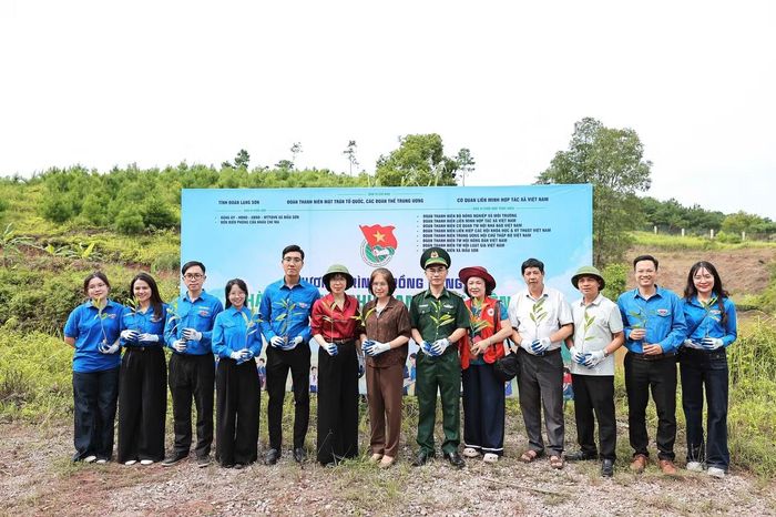 Các bạn trẻ tham gia trồng cây xanh tại chương trình.