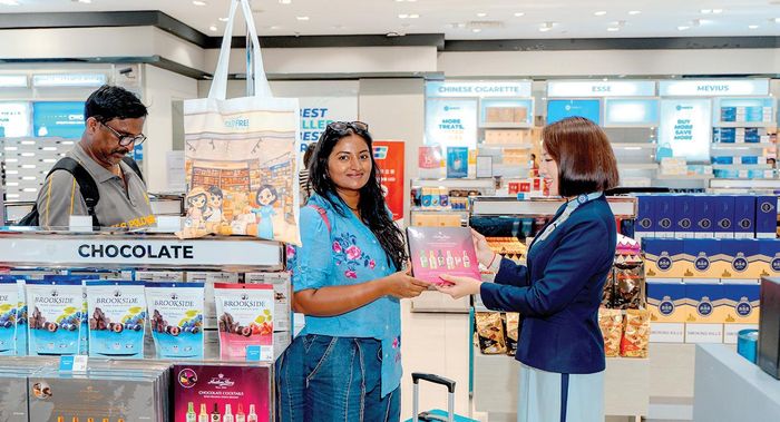 Khách quốc tế mua sắm hàng miễn thuế tại cửa hàng SASCO Duty Free, sân bay Tân Sơn Nhất, TPHCM. Ảnh: GIANG NGUYÊN