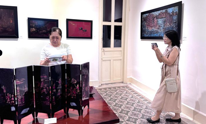 Khách tham quan triển lãm Châu tất bình dân. Ảnh: THIÊN BÌNH