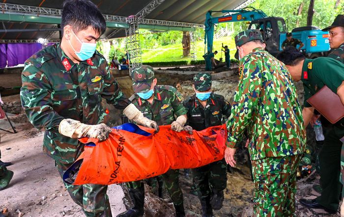  Cán bộ, chiến sĩ di chuyển hài cốt liệt sĩ được tìm thấy tại Công viên Lê Thị Riêng đến khu vực bảo quản, lấy mẫu ADN 