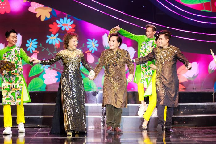 NS Hoài Thanh - Đỗ Quyên và ca sĩ Hoài Anh Kiệt cùng biểu diễn trong chương trình Vầng trăng cổ nhạc. Ảnh: NVCC