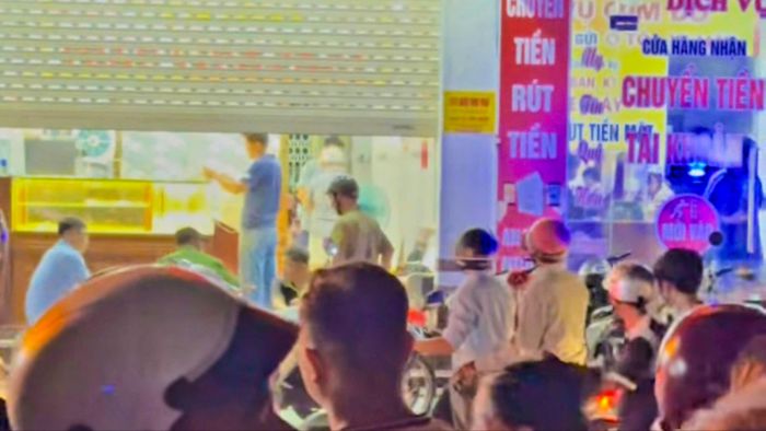 Hiện trường vụ cướp tiệm vàng M.V.P (Mỹ Tú, TP Cần Thơ)