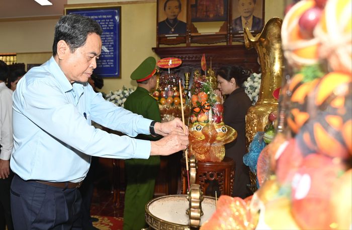 Chủ tịch Quốc hội Trần Thanh Mẫn cùng các đại biểu dâng hương tại Đền thờ Anh hùng liệt sĩ Võ Thị Sáu