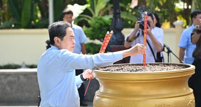 Chủ tịch Quốc hội Trần Thanh Mẫn dâng hương tưởng nhớ Anh hùng liệt sĩ Võ Thị Sáu