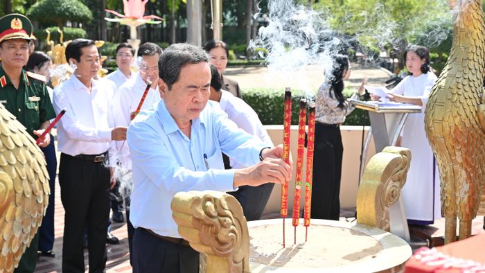 Chủ tịch Quốc hội Trần Thanh Mẫn cùng các đại biểu dâng hương tưởng nhớ các Anh hùng liệt sĩ tại Nghĩa trang Liệt sĩ Long Điền - Đất Đỏ