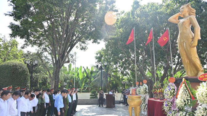 Các đại biểu dành phút mặc niệm tưởng nhớ Anh hùng liệt sĩ Võ Thị Sáu