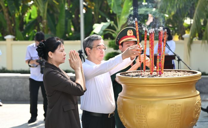 Đồng chí Nguyễn Phước Lộc cùng các đại biểu dâng hương tưởng nhớ Anh hùng liệt sĩ Võ Thị Sáu