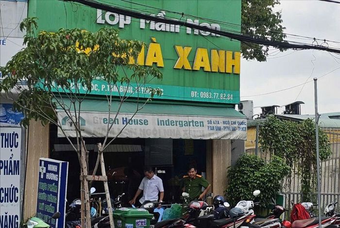 Cơ quan chức năng có mặt tại lớp mầm non để xác minh vụ việc