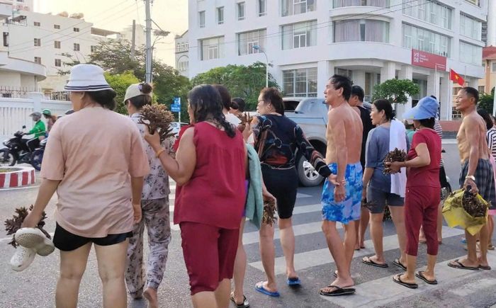 Nhóm du khách ngang nhiên lấy san hô mang về