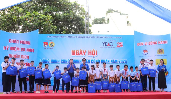 Ban Tổ chức trao quà hỗ trợ đến con em thanh niên công nhân có hoàn cảnh khó khăn