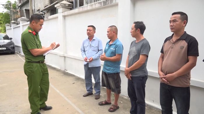  Cơ quan công an làm việc với các đối tượng trong nhóm tổ chức đánh bạc và đánh bạc 