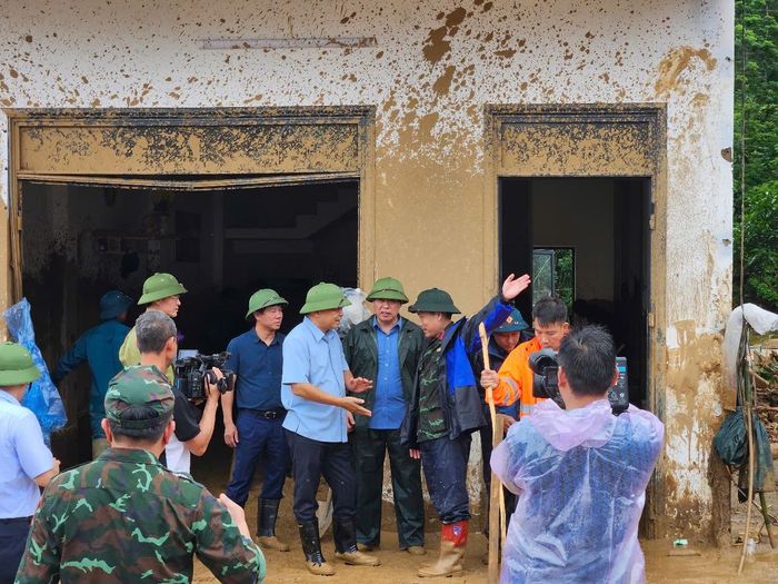 Đoàn công tác Bộ Nông nghiệp và Môi trường kiểm tra hiện trường lũ quét tại Lai Châu, sáng 19-7. Ảnh: THANH VÂN
