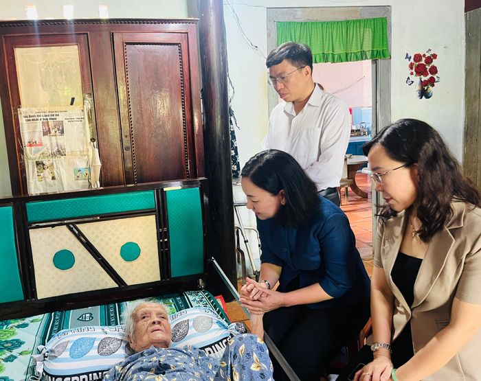 Đồng chí Trương Thị Bích Hạnh thăm mẹ Trần Thị Đường tại phường Tam Long
