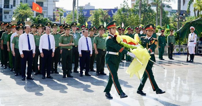 Đoàn công tác dâng hoa tưởng niệm các Anh hùng liệt sĩ