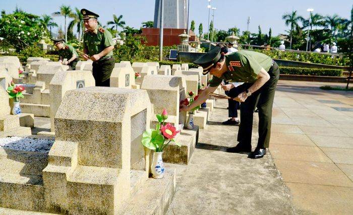 Bộ trưởng Bộ Công an cùng đoàn công tác dâng hương tưởng niệm các Anh hùng liệt sĩ tại Gia Lai