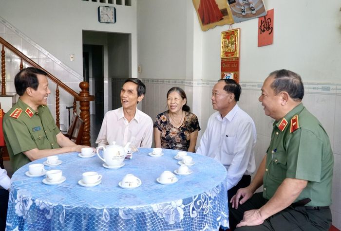 Đoàn công tác đến thăm hỏi, động viên gia đình thương binh