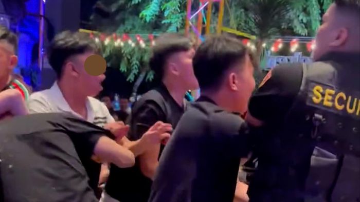Mạng xã hội lan truyền đoạn clip ghi lại cảnh hai nhóm thanh niên khoảng 10 người lao vào, xô xát