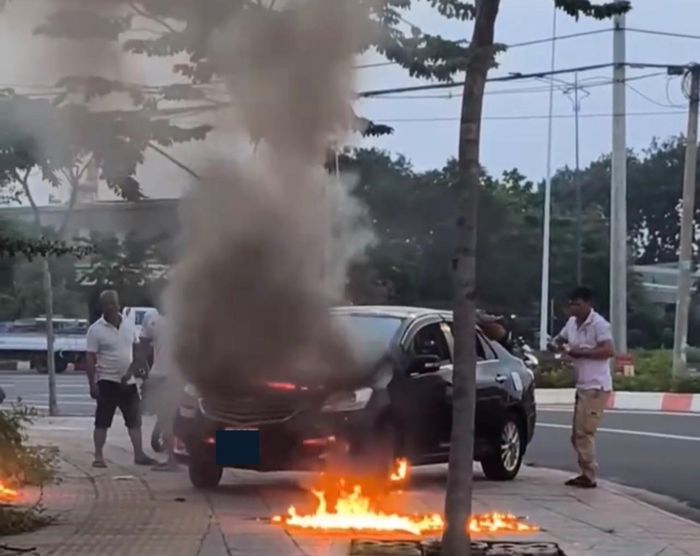 Xe ô tô đang dừng sửa thì bất ngờ bốc cháy, khói đen mù mịt