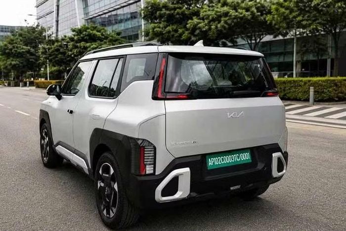 Khi mua Kia Syros EV, khách hàng Ấn Độ có thể lựa chọn giữa pin dung lượng 42 kWh hoặc 51,4 kWh. Đây cũng là hai tùy chọn pin đang được trang bị trên Kia Carens Clavis EV. Cả hai đều sử dụng công nghệ pin 3 thành phần niken-mangan-coban (NMC). Bộ pin đạt chuẩn chống bụi, chống nước IP67 và được Kia áp dụng chính sách bảo hành trọn vòng đời xe (15 năm).