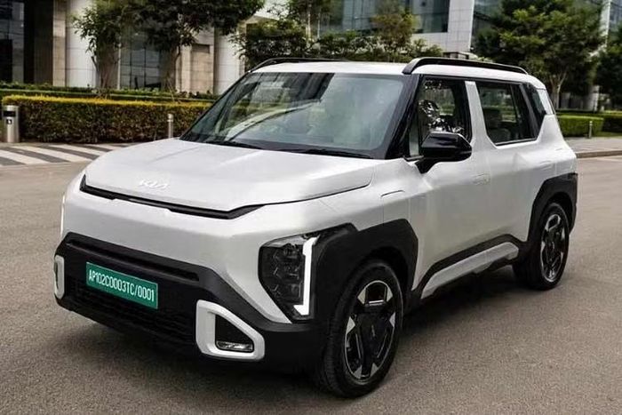Kia Syros là mẫu SUV hạng A hoàn toàn mới đã lần đầu tiên ra mắt thị trường Ấn Độ vào hồi tháng 12/2024. Vào thời điểm đó, xe chỉ có các tùy chọn động cơ xăng và diesel truyền thống. Đến nay, hãng Kia đã chính thức tung phiên bản thuần điện của dòng SUV cỡ nhỏ này ở thị trường Ấn Độ.