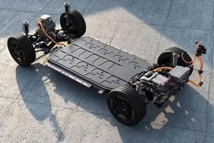 Ghế trước và ghế sau đều có chức năng thông gió nhằm tăng sự thoải mái trong điều kiện thời tiết nóng. Xe cũng được trang bị ghế lái chỉnh điện 4 hướng, cửa sổ trời toàn cảnh hai mảnh, hệ thống đèn viền nội thất 64 màu, đèn LED khu vực để chân, camera hành trình kép Smart Dashcam, rèm che nắng cửa sau, cổng sạc USB Type-C, cổng sạc USB-C công suất 100W phía trước và khoang chứa đồ phía trước có dung tích 16 lít.