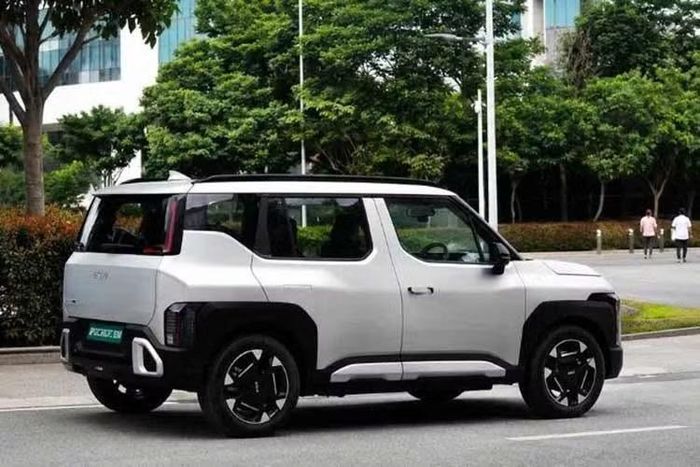Kia Syros EV 2026 đồng thời cũng là mẫu SUV điện phổ thông thứ hai của Kia tại thị trường Ấn Độ, sau Carens Clavis EV. So với phiên bản dùng động cơ đốt trong thông thường, Kia Syros EV không khác biệt nhiều về mặt thiết kế. Điểm nhấn đáng chú ý nhất của mẫu xe này đương nhiên nằm ở động cơ.