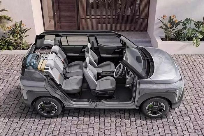 Các tính năng kết nối tập trung trên nền tảng Kia Connect 2.0 với hơn 95 chức năng. Hệ thống hỗ trợ cập nhật phần mềm qua mạng (Over-the-Air) cho phép nâng cấp các tính năng tương thích mà không cần đưa xe đến xưởng dịch vụ. Xe cũng hỗ trợ kết nối Android Auto và Apple CarPlay không dây.