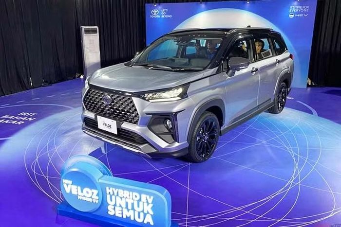 Theo một số nguồn tin, mẫu xe Toyota Veloz Hybrid mới sẽ được phân phối dưới dạng nhập khẩu nguyên chiếc từ Indonesia trong giai đoạn đầu trước khi chuyển sang lắp ráp trong nước. Toyota dự kiến nội địa hóa Veloz Hybrid sau khi dây chuyền lắp ráp xe hybrid tại nhà máy Phú Thọ hoàn thiện.