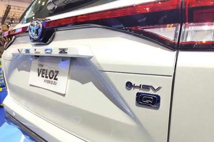 Việc bổ sung Veloz Hybrid cũng cho thấy chiến lược mở rộng danh mục xe hybrid của Toyota tại Việt Nam đang được đẩy mạnh. Trong nửa đầu năm 2026, hãng đã bàn giao 7.081 xe hybrid, tăng 105% so với cùng kỳ năm trước và chiếm hơn một nửa thị phần xe hybrid tại thị trường Việt Nam.