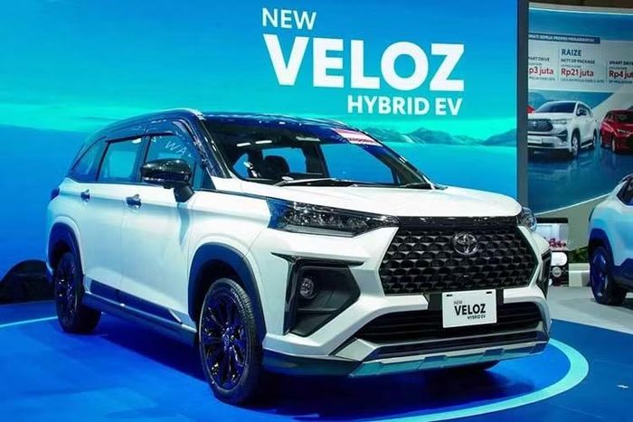 Cung cấp sức mạnh cho Toyota Veloz Hybrid sẽ là động cơ xăng 1.5L 4 xi-lanh kết hợp mô-tơ điện cho tổng công suất 111 mã lực, đi kèm hộp số e-CVT và bộ pin dung lượng 0,7 kWh. Trong khi đó, Veloz bản máy xăng hiện bán tại Việt Nam sử dụng động cơ 1.5L công suất 105 mã lực, mô-men xoắn 138 Nm kết hợp hộp số D-CVT.