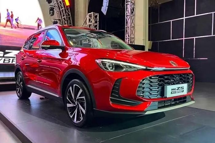 MG Motor Indonesia đã chính thức bước chân vào thị trường SUV hybrid cỡ nhỏ bằng việc ra mắt mẫu xe MG ZS Hybrid+. Dòng xe này kết hợp giữa động cơ xăng truyền thống và mô-tơ điện, đánh dấu bước đi chiến lược nhằm mở rộng danh mục xe điện hóa của thương hiệu tại nền kinh tế lớn nhất Đông Nam Á.