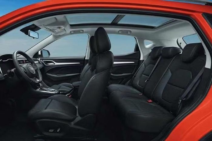“Trái tim” của xe là khối động cơ xăng 1.5L chu trình Atkinson, sản sinh công suất 102 mã lực, kết hợp nhịp nhàng cùng mô-tơ điện công suất cao 136 mã lực. Khi cả hai cùng hoạt động, tổng công suất của hệ thống đạt tới 196 mã lực cùng mô-men xoắn cực đại 465 Nm. Sức mạnh này được truyền xuống bánh xe thông qua hộp số tự động DHT 3 cấp và bộ pin lithium-ion dung lượng 1,83 kWh.