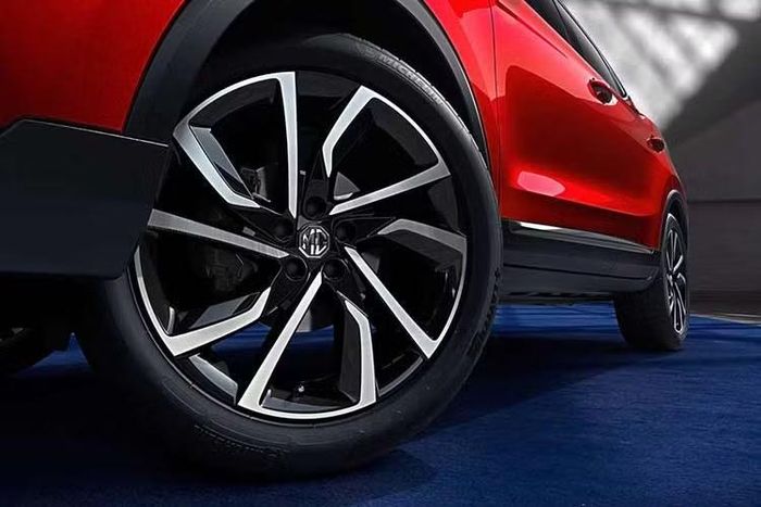 Về thiết kế, MG ZS Hybrid+ sở hữu những đường nét hiện đại với mâm hợp kim 18 inch sắc sảo, cụm đèn pha LED projector có tính năng tự động bật/tắt và kính tối màu mang lại vẻ ngoài sang trọng. Xe dài hơn Honda HR-V RS e:HEV là 75 mm và dài hơn Toyota Yaris Cross HEV là 120 mm.