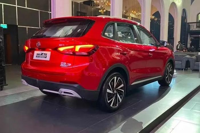 Về ngoại hình, MG ZS Hybrid+ được định vị ở phân khúc SUV đô thị, xe có kích thước dài x rộng x cao lần lượt là 4.430 x 1.818 x 1.635 mm, cùng chiều dài cơ sở 2.610 mm. Kích thước này có phần nhỉnh hơn so với các đối thủ cùng phân khúc, mang lại lợi thế lớn về không gian nội thất.