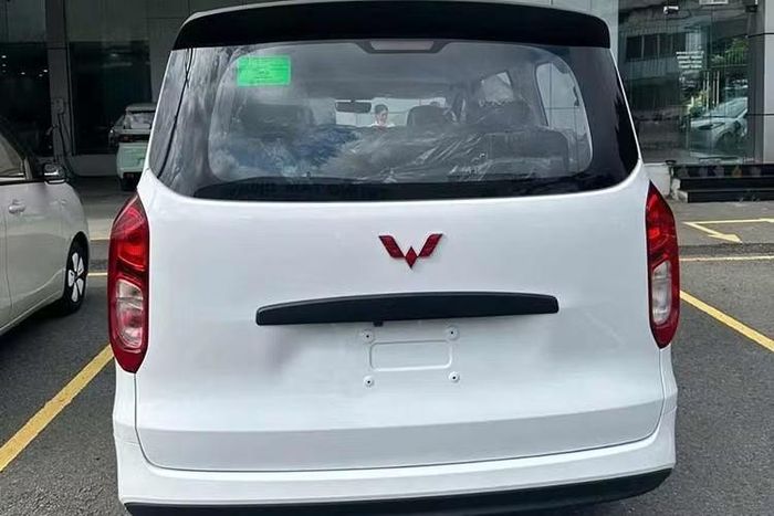 Điểm đáng chú ý là Grango được bố trí cấu hình ghế 2+2+3, trong đó hàng ghế thứ hai sử dụng hai ghế độc lập có bệ tỳ tay, mang lại không gian ngồi thoải mái hơn so với kiểu ghế băng truyền thống. Theo công bố của nhà sản xuất, khi gập toàn bộ ghế phía sau, khoang hành lý có thể mở rộng lên tới 3.300 lít.