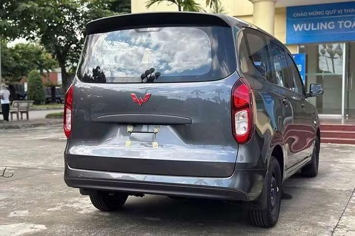Các tính năng an toàn trên Wuling Grango gồm hệ thống chống bó cứng phanh ABS, phân phối lực phanh điện tử EBD, camera lùi và hệ thống giám sát áp suất lốp TPMS dạng gián tiếp. Ngoài ra, mẫu MPV điện còn được trang bị chức năng tự động khóa cửa theo tốc độ, tự động mở khóa khi xảy ra va chạm, khóa trẻ em ở cửa sau và hệ thống cảnh báo người đi bộ.