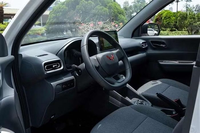 Khoang lái của Wuling Grango được trang bị màn hình cảm ứng trung tâm 8 inch hỗ trợ Bluetooth, USB, radio và camera lùi. Phía sau vô-lăng là màn hình hiển thị thông tin 3,5 inch. Xe còn có điều hòa chỉnh cơ với cửa gió dành cho cả hàng ghế trước và phía sau, vô-lăng trợ lực điện EPS, cổng USB và nguồn điện 12V.