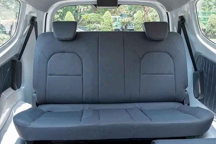 Danh sách trang bị an toàn gồm một túi khí cho người lái, chống bó cứng phanh ABS, phân bổ lực phanh điện tử EBD, camera lùi, cảnh báo người đi bộ, hệ thống giám sát áp suất lốp TPMS gián tiếp, khóa cửa tự động theo tốc độ, mở khóa tự động khi xảy ra va chạm và hệ thống chống trộm điều khiển từ xa.
