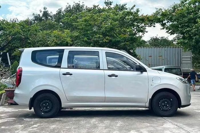 Về ngoại hình, mẫu xe MPV điện Wuling Grango có kích thước tổng thể dài x rộng x cao lần lượt 4.515 x 1.725 x 1.790 mm, chiều dài cơ sở đạt 2.850 mm. Các thông số này đưa mẫu xe vào nhóm MPV cỡ nhỏ, cạnh tranh ở phân khúc xe gia đình và xe dịch vụ.