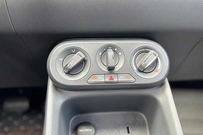 Hàng ghế cuối MPV điện Wuling Grango có thể gập xuống khi người dùng cần tăng diện tích chứa hành lý. Theo công bố của nhà sản xuất, dung tích khoang chứa đồ tối đa đạt khoảng 3.300 lít khi các hàng ghế phía sau được gập lại.